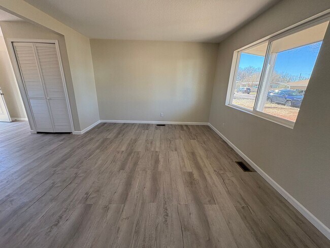 Foto del edificio - 2 Bed 1 Bath Home in Security!