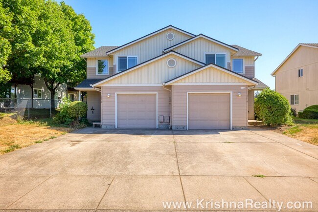 Building Photo - Lovely *UPGRADED* 3 BD* 2.5 BA Duplex Loca...