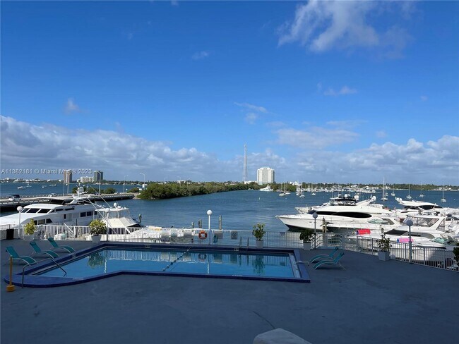 Foto del edificio - 7904 West Dr