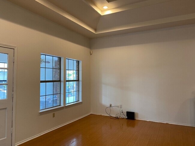 Building Photo - 4512 W Jasmine Ave