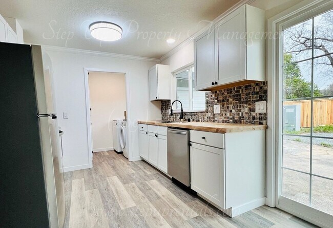 Building Photo - Newly Updated 3 Bedroom 2 Bathroom Home in...