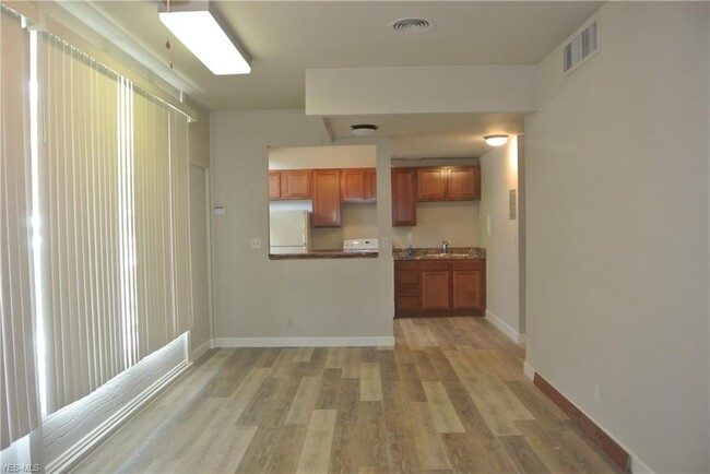 Foto del edificio - 777 W Market St