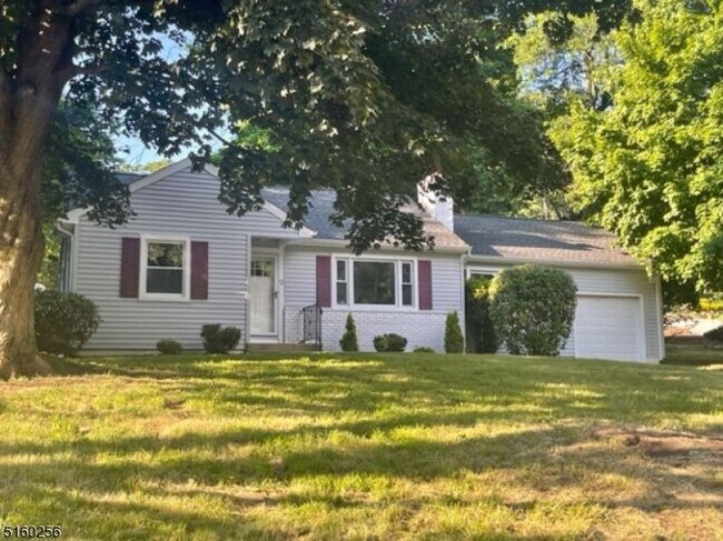 Building Photo - 9 E Elizabeth Dr