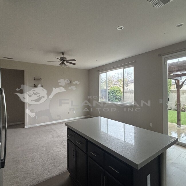 Building Photo - 4 Bedroom/ 2 Bathroom home in newer neighb...