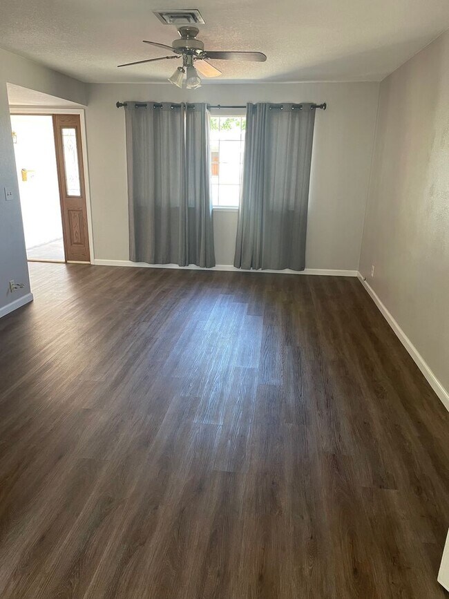 Foto del edificio - Nice 3 bedroom 2 Bath Roseville Home