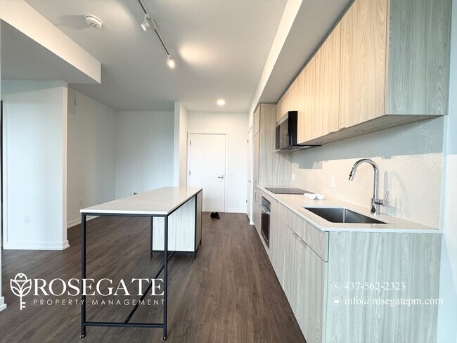 Photo du bâtiment - Cozy 1 Bed plus Den with Parking & Locker