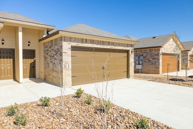 Foto del edificio - AVAILABLE NOW! GORGEOUS 3 BEDROOM DUPLEX LOCATED IN CONVERSE, TX!
