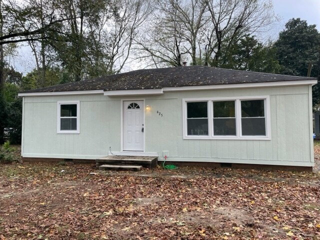 Building Photo - 625 Camellia Cir