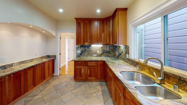 Building Photo - "Charming 4-Bed, 4-Bath Oasis in San Francisco with 1,963 Sq Ft of Comfort!"