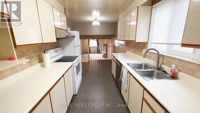 Building Photo - 31 Colonsay Rd