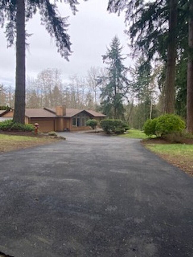 Building Photo - Spacious 3 BD 2.25 BA Home on Acreage