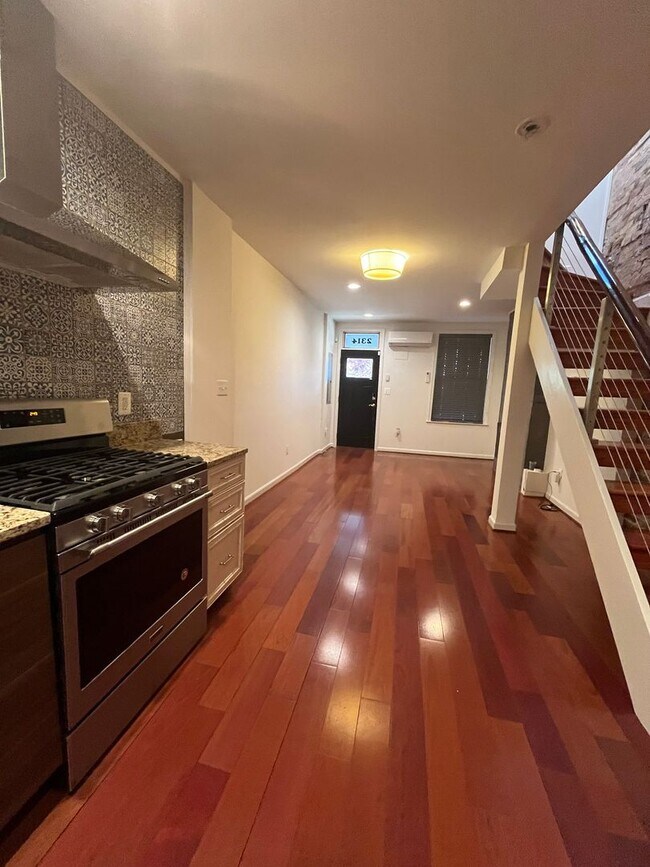 Building Photo - Beautiful 2 BR/1.5 BA Townhome in Anacostia!