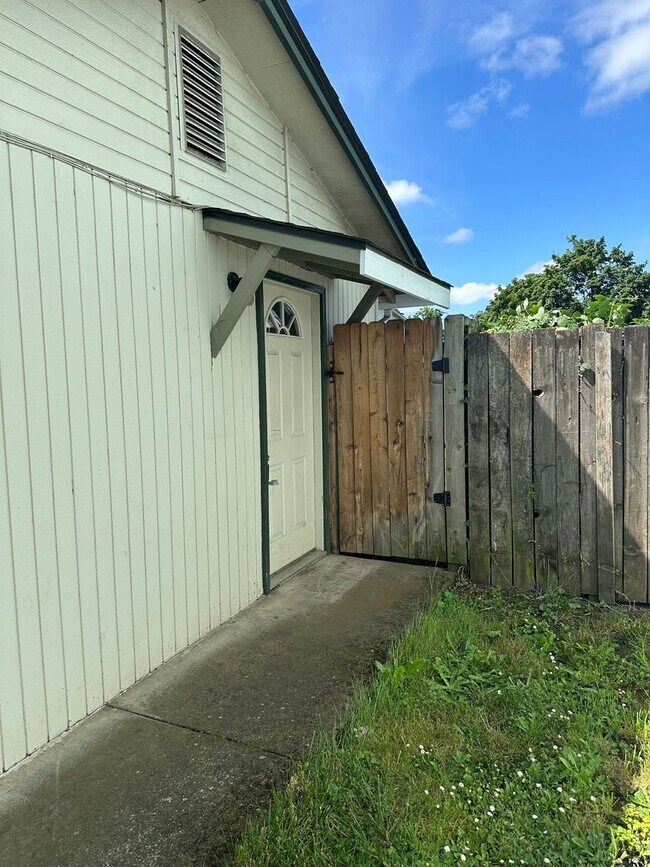 Foto del edificio - Updated 2 bed 1 bath dulpex in Springfield!