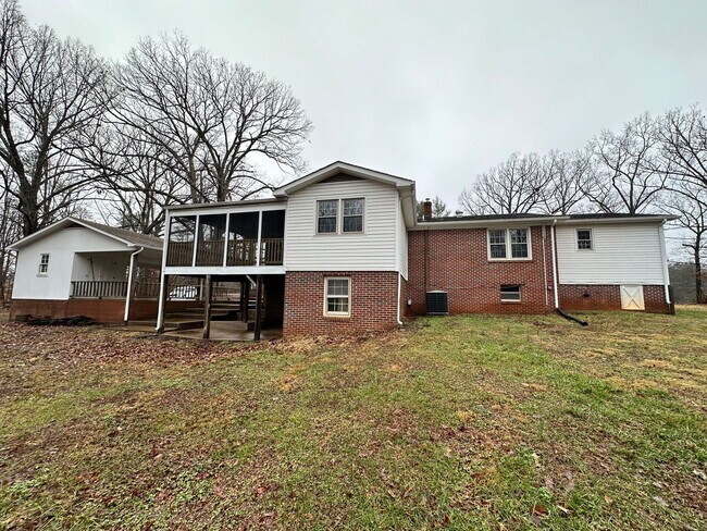 Foto del edificio - Spacious 3-Bedroom Home with Basement and ...