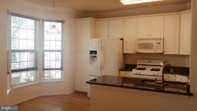 Building Photo - 9609 Athens Pl