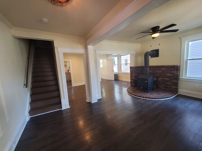 Building Photo - Updated & freshly painted, half duplex wit...