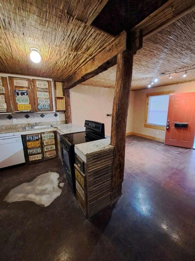 Building Photo - 557 N Limestone