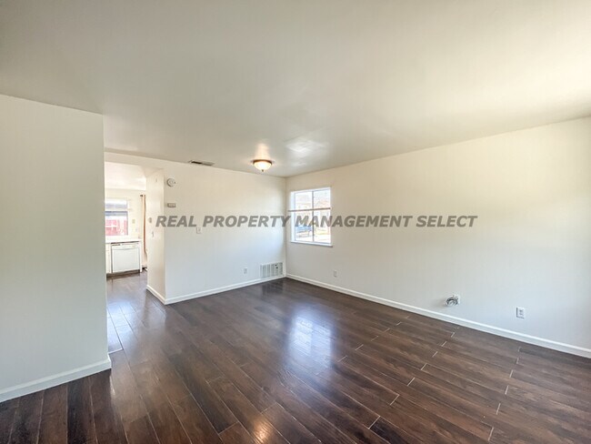 Building Photo - MOVE-IN SPECIAL - 2 Bed 1.5 Bath Condo in ...