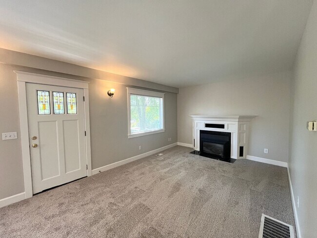 Building Photo - Charming 2-Bedroom + Bonus Room Home in De...
