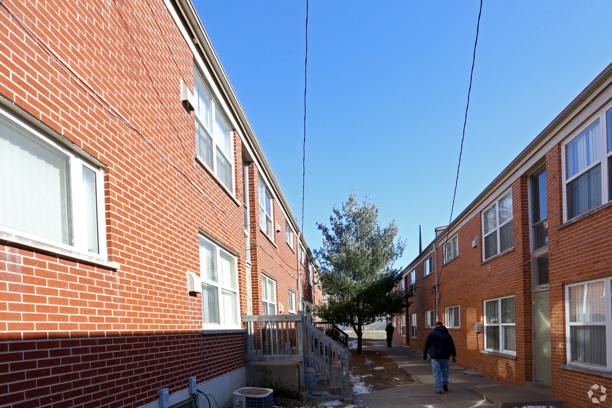 Building Photo - Glen Trails East Apartments