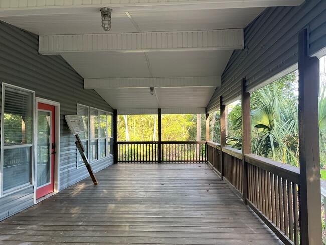Building Photo - Spacious 4 Bedroom 2 bath home in Pawley's...