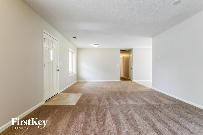 Foto del edificio - 300 Briarwood Ct