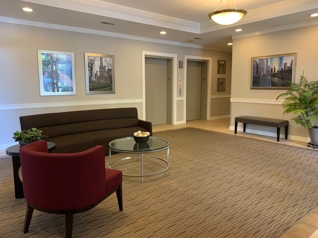 Lobby - 811 CHICAGO Ave