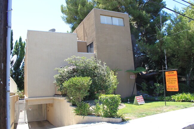 Underground Garage Parking - 15136 Magnolia Blvd