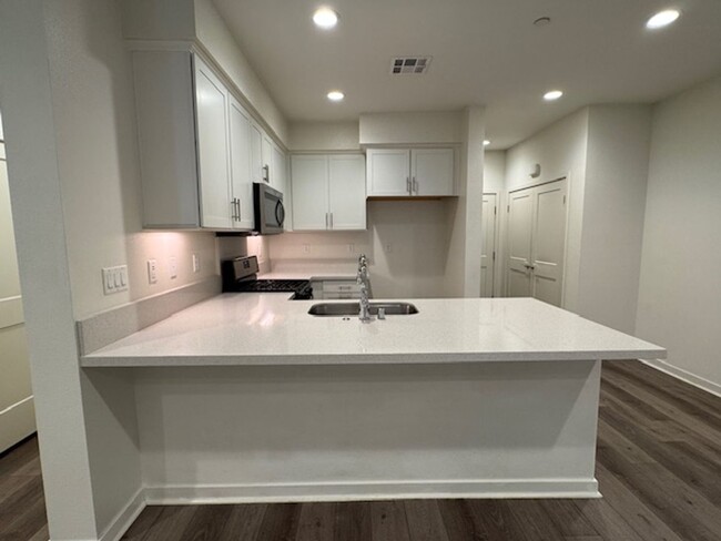 Foto del edificio - Newer 3 bedroom townhome in Simi Valley