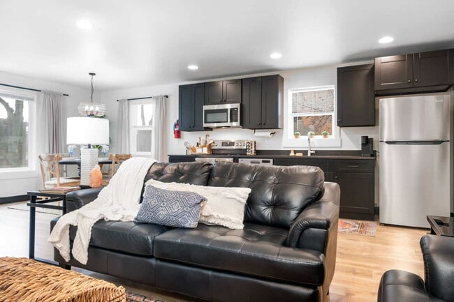 Building Photo - Centrally located fully furnished (Avail. Oct-May)