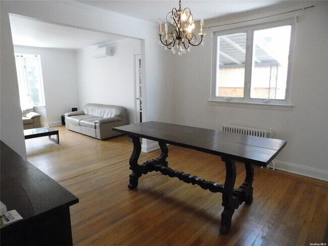 Foto del edificio - 64-15 Dieterle Crescent