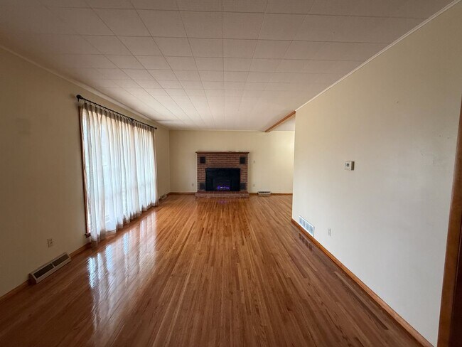 Building Photo - Country living - 3 bedroom 3 bath home for lease