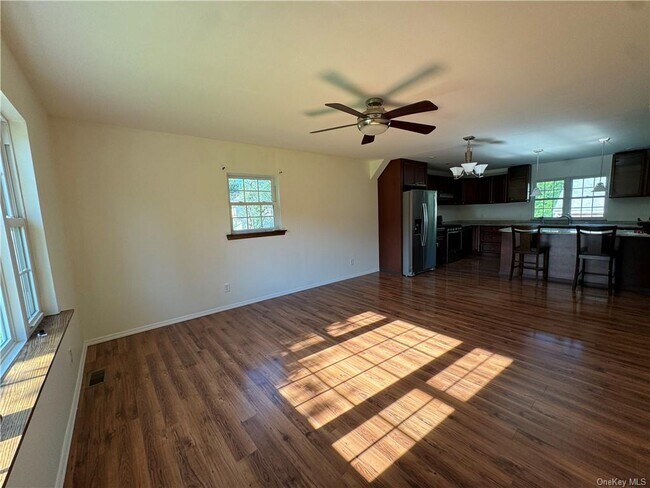 Foto del edificio - 246 Ridge Rd