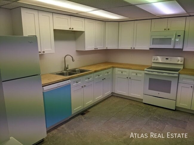 Building Photo - 13917 E Oxford Pl