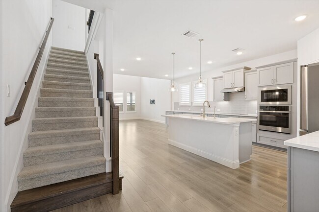Foto del edificio - New 5 Bed, 3 Bath Modern Two-Story Home in Justin Crossing – Move-In Ready and Available Now!