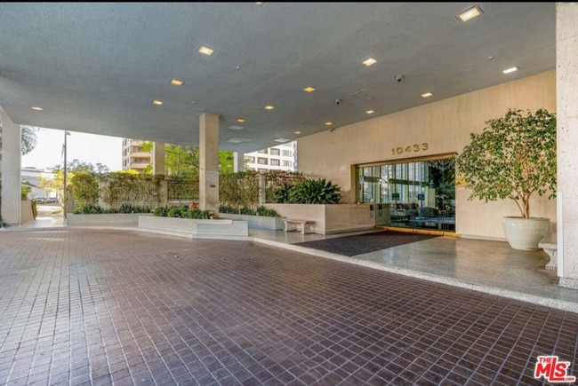 Building Photo - 10433 Wilshire Blvd