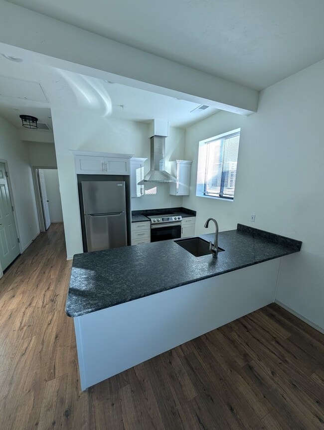 Building Photo - MUR