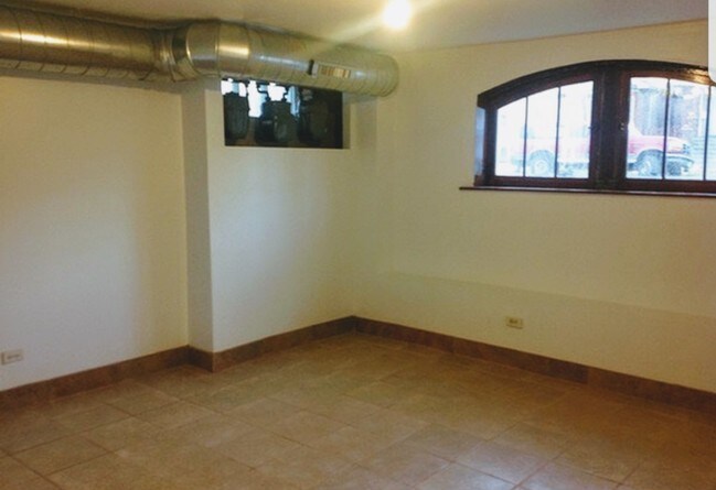 Living room - 2443 N Newcastle Ave Apartments