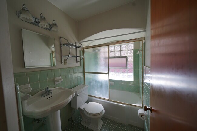 Bathroom - 6230 Loughborough Ave