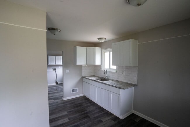 Building Photo - Charming Home