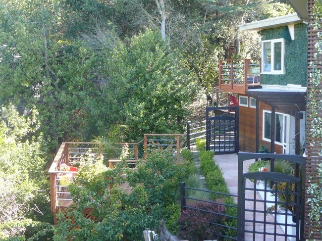 Building Photo - 20 Crestview Ter