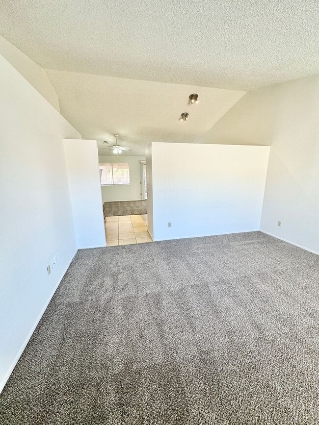 Foto del edificio - 2 Bedroom/2 Bath Home! Has Backyard, One Car Garage, NO HOA!