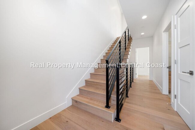 Building Photo - AVAILABLE MARCH - Executive Townhome in Av...