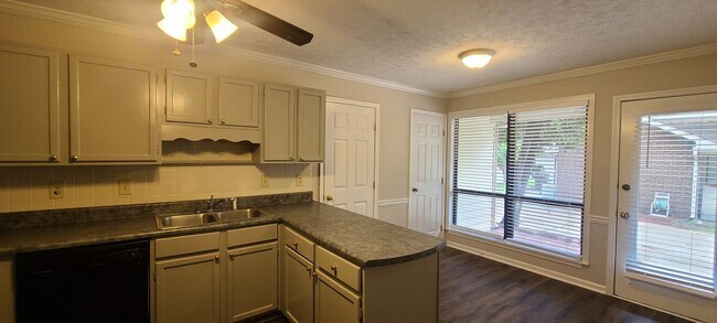 Foto del edificio - Charming Duplex in Prime Alpharetta Locati...