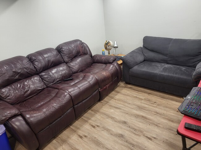 shared living room - 100 Eldomar Av