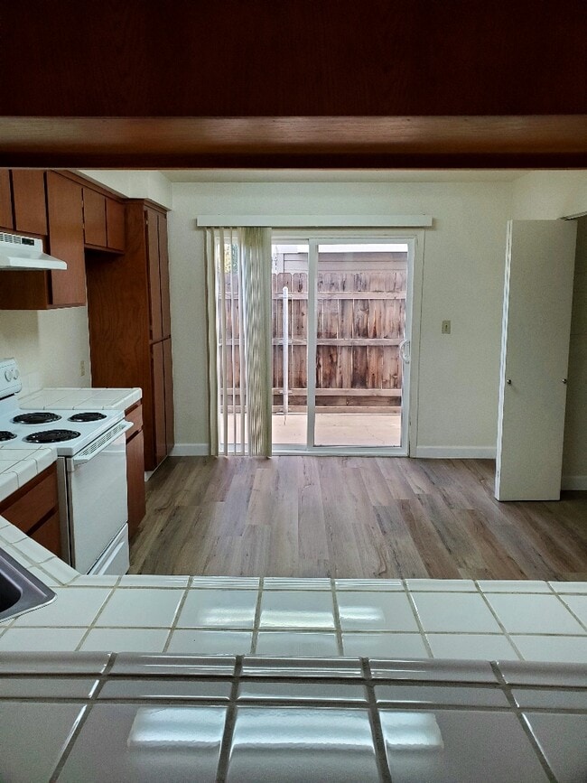 kitchen - New Century Townhomes