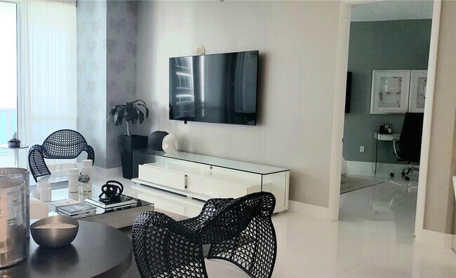 Building Photo - 15811 Collins Ave