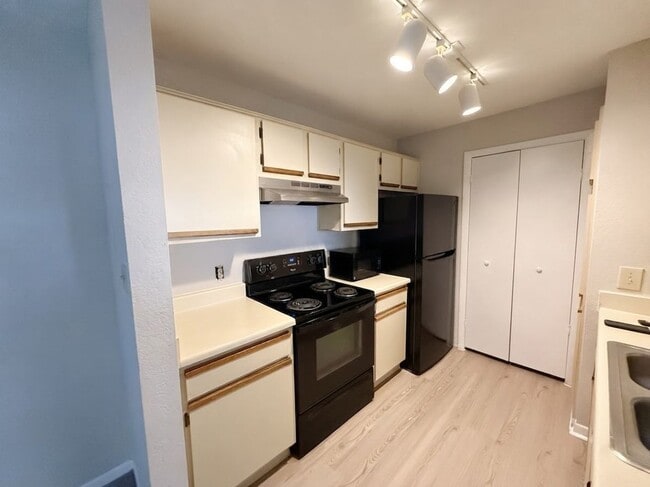 Building Photo - 5501 Rosebriar Way