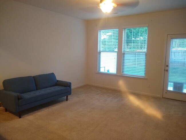 Foto del edificio - Room in Townhome on Maypearl Ln