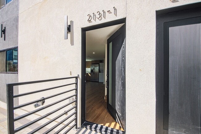 Building Photo - Ultra-Luxury Brand New 2 bed/2.5 bath and ...